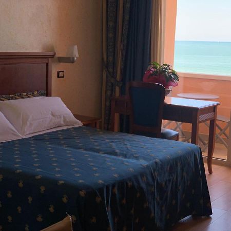 רימיני Hotel Alexander Resort מראה חיצוני תמונה