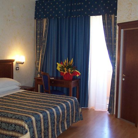 רימיני Hotel Alexander Resort מראה חיצוני תמונה