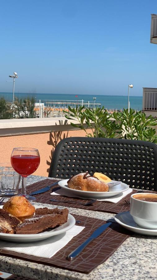 רימיני Hotel Alexander Resort מראה חיצוני תמונה
