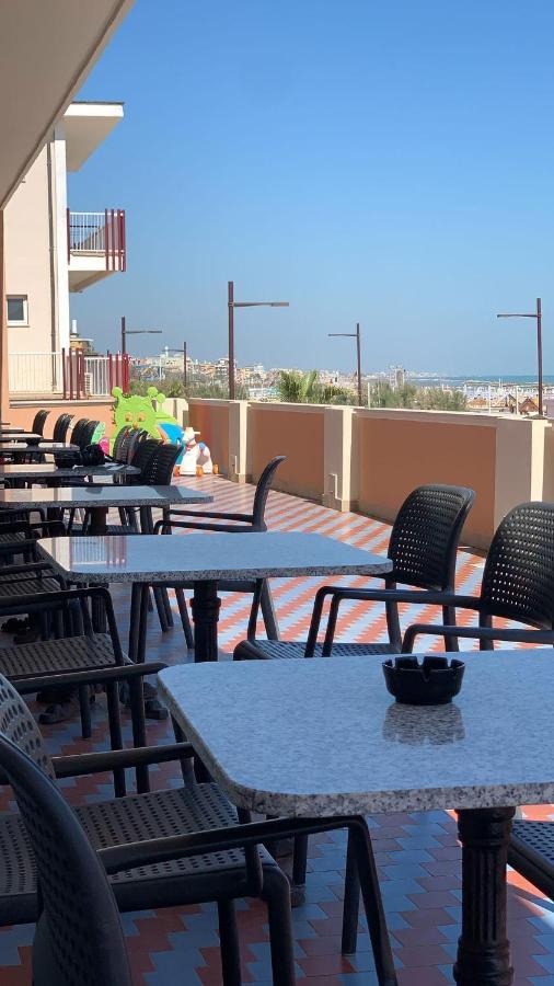 רימיני Hotel Alexander Resort מראה חיצוני תמונה