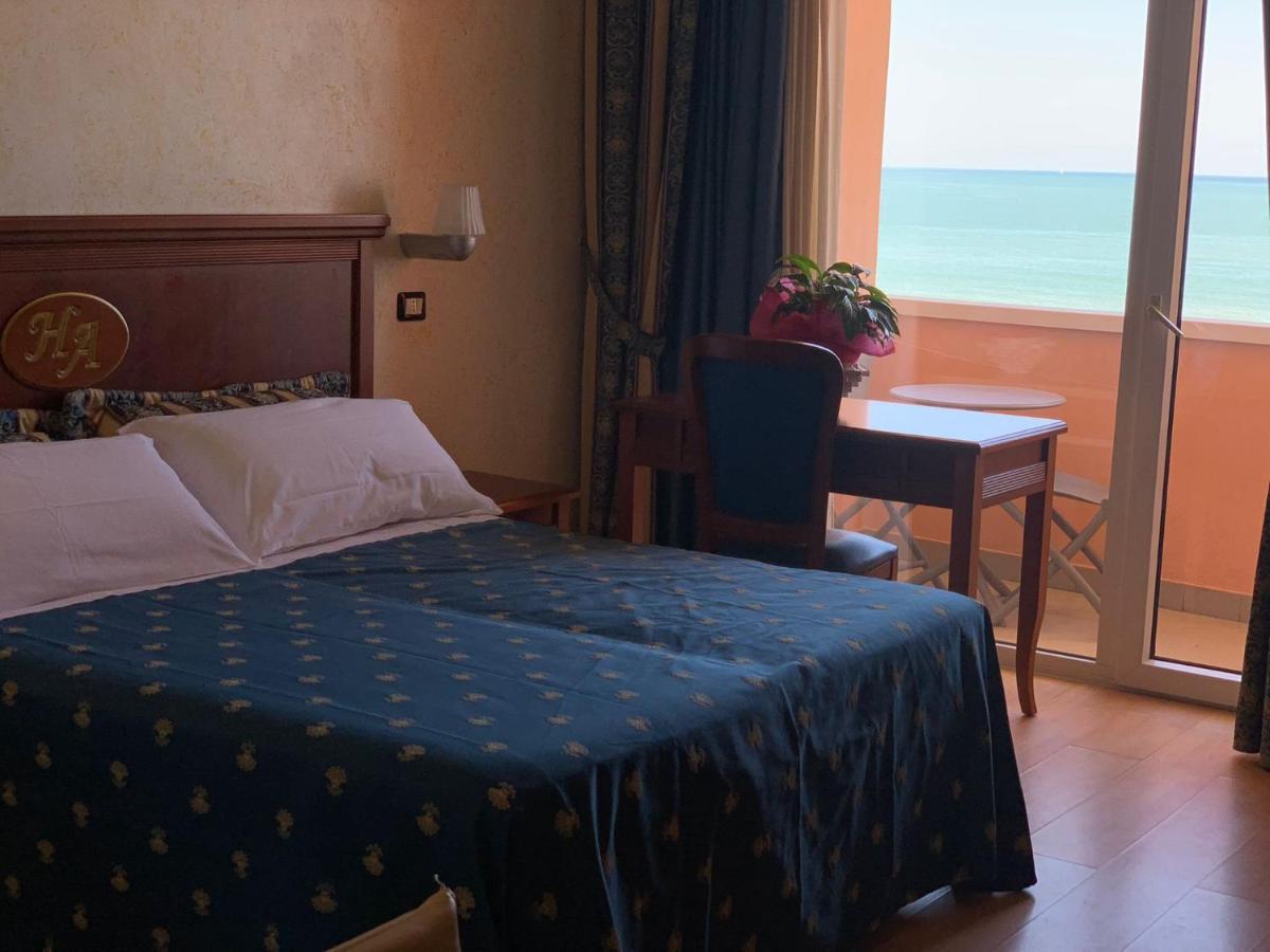 רימיני Hotel Alexander Resort מראה חיצוני תמונה