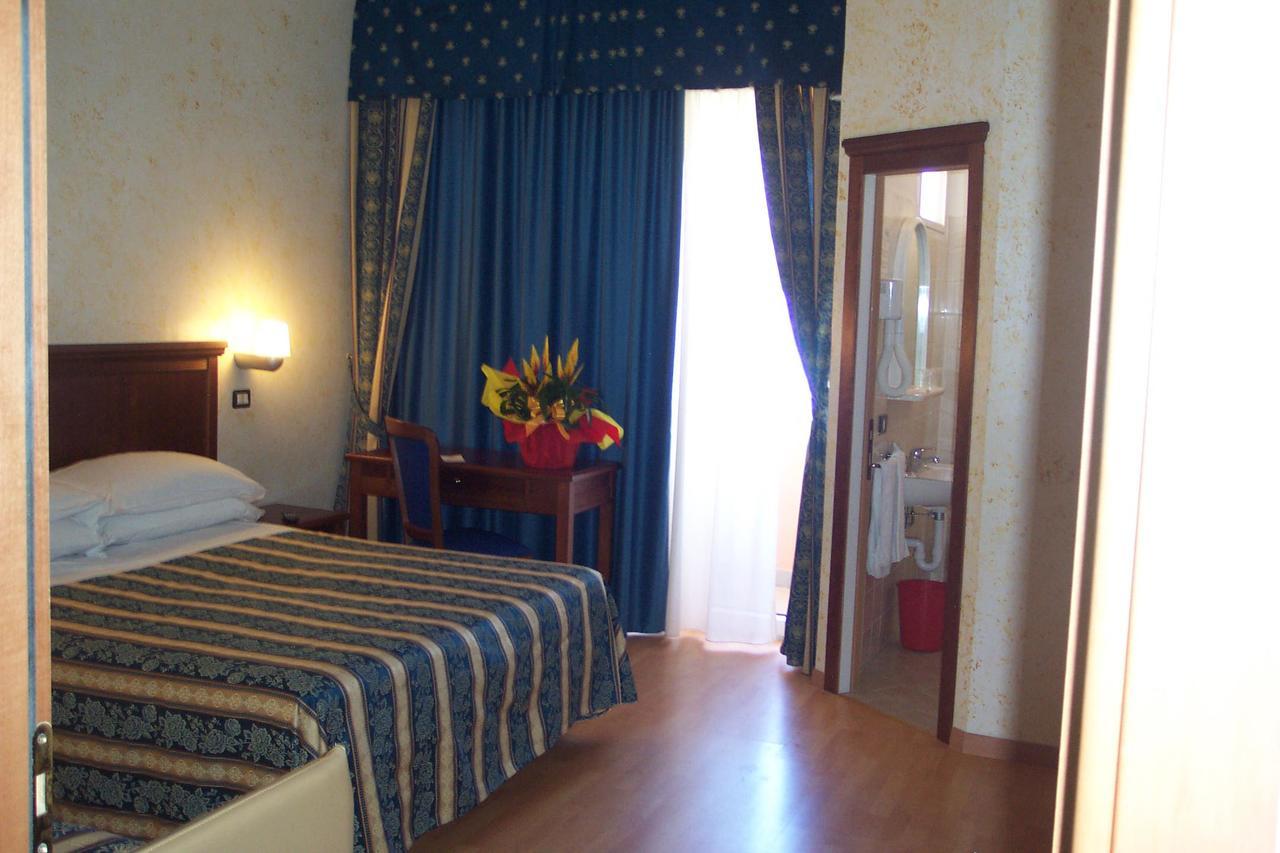 רימיני Hotel Alexander Resort מראה חיצוני תמונה