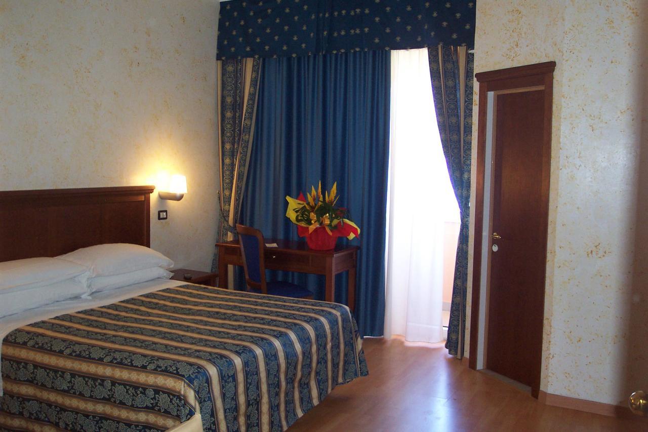 רימיני Hotel Alexander Resort מראה חיצוני תמונה