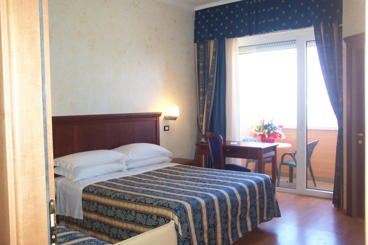 רימיני Hotel Alexander Resort מראה חיצוני תמונה