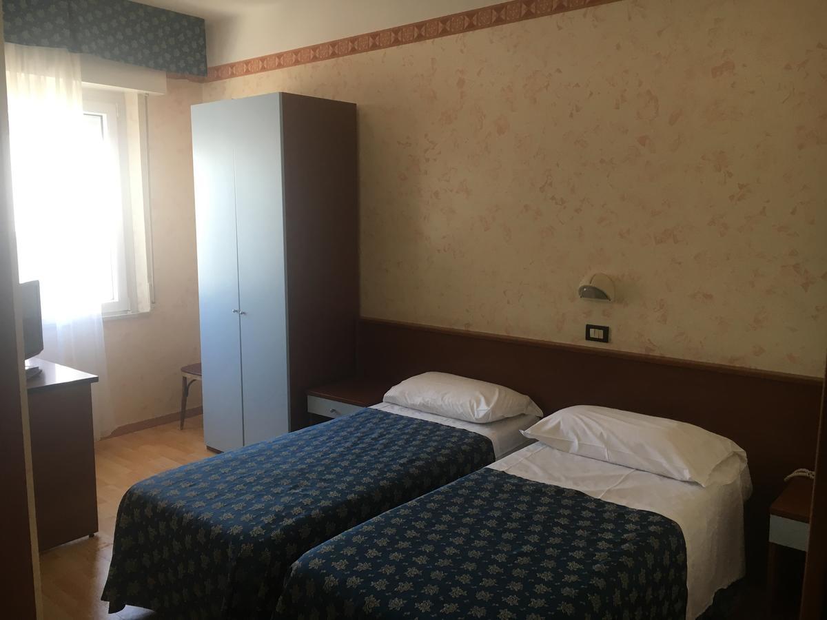 רימיני Hotel Alexander Resort מראה חיצוני תמונה