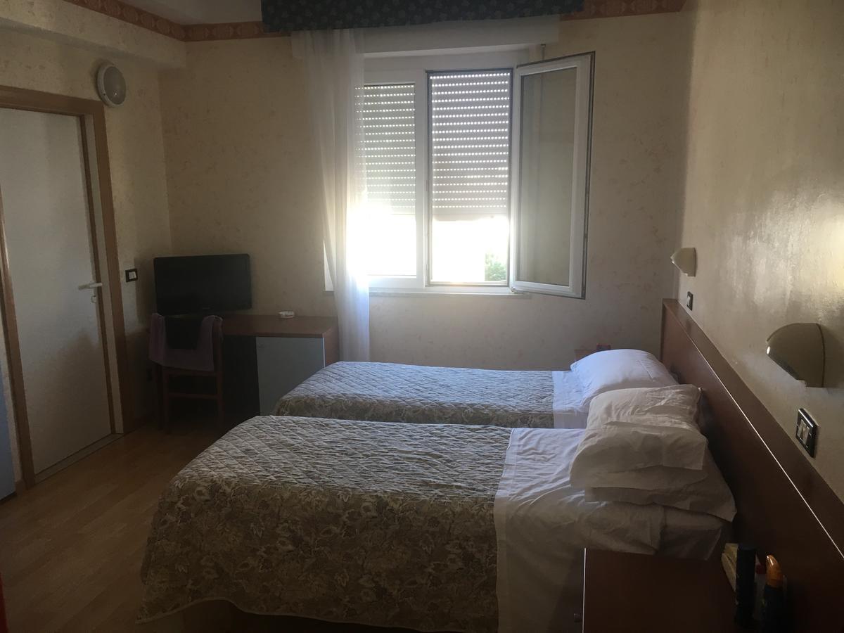 רימיני Hotel Alexander Resort מראה חיצוני תמונה
