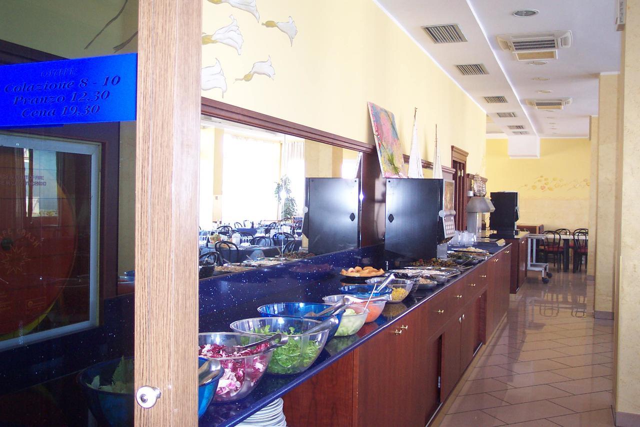 רימיני Hotel Alexander Resort מראה חיצוני תמונה