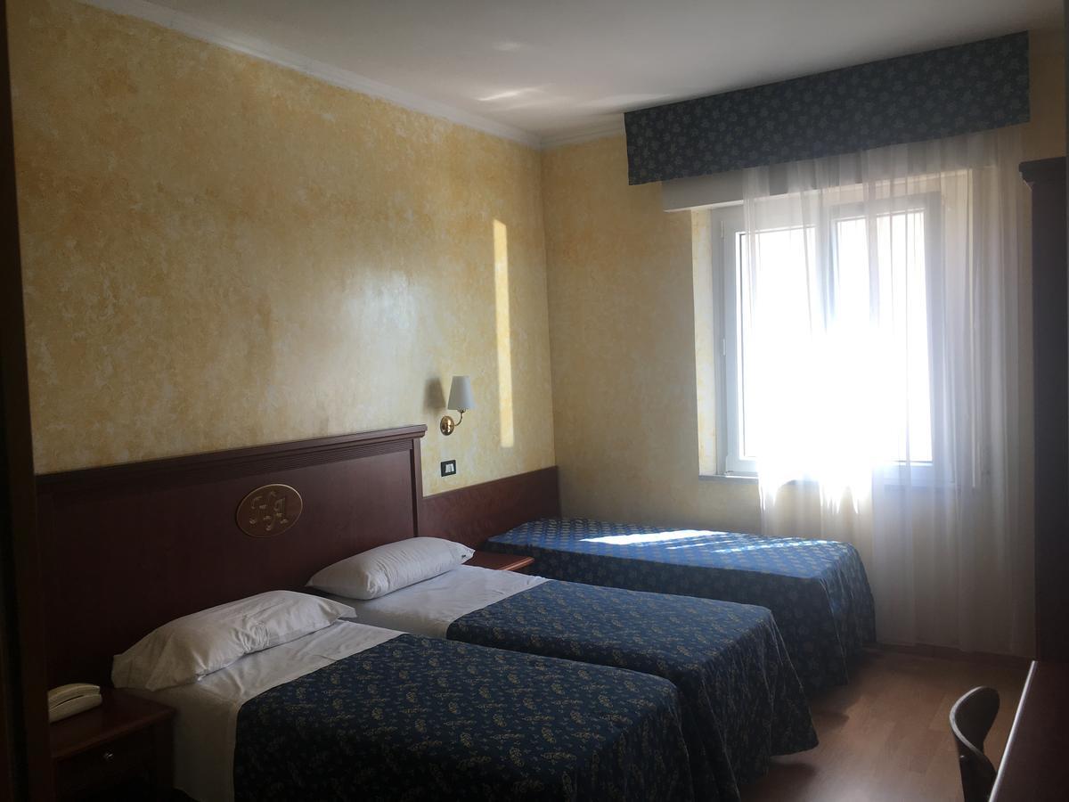 רימיני Hotel Alexander Resort מראה חיצוני תמונה