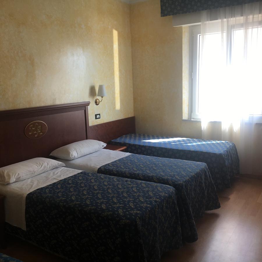 רימיני Hotel Alexander Resort מראה חיצוני תמונה